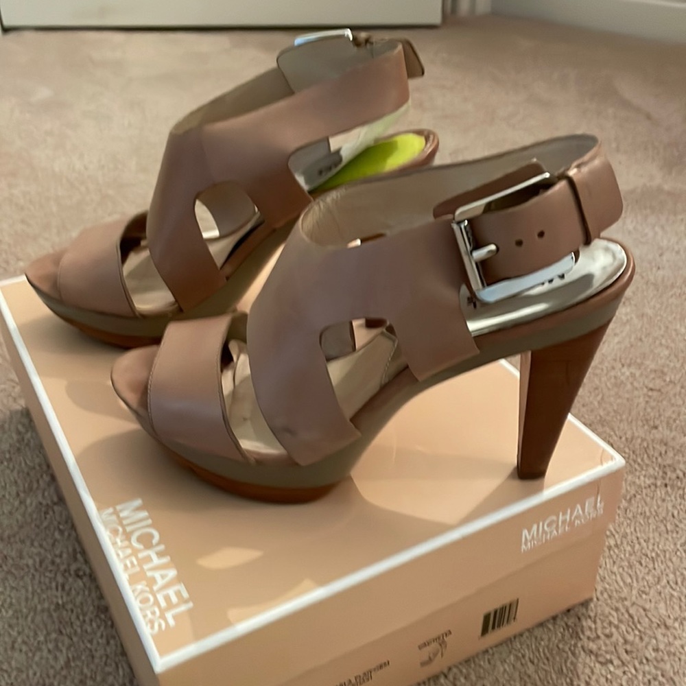 Michael Kors Carla platform Taupe. Sz 10M